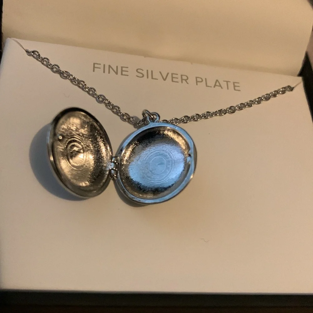 Brand new, never taken out of the box, silver plated locket with an engraved C. - Picture 2 of 4